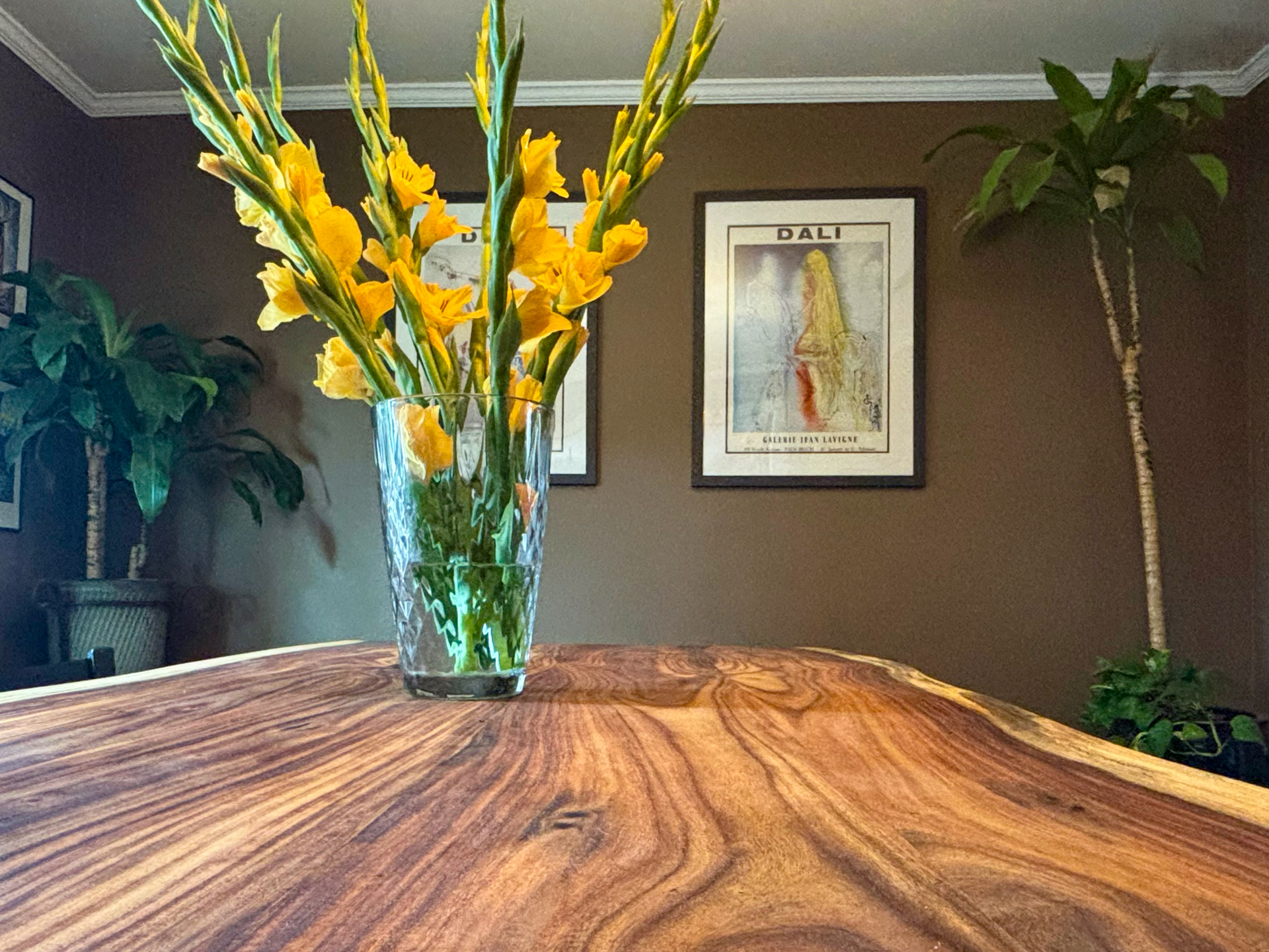 Live edge and grain detail on the finished table