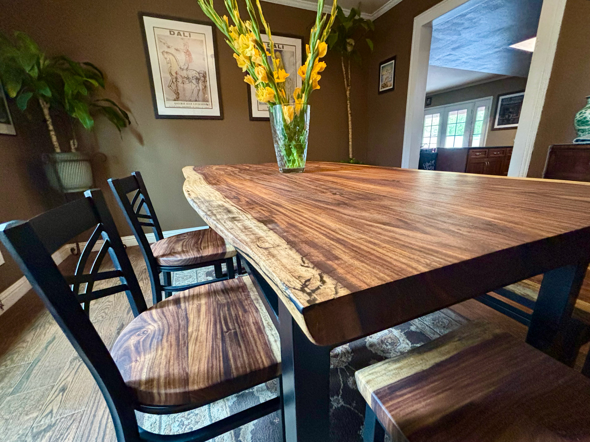 The completed live-edge Arizona Rosewood table